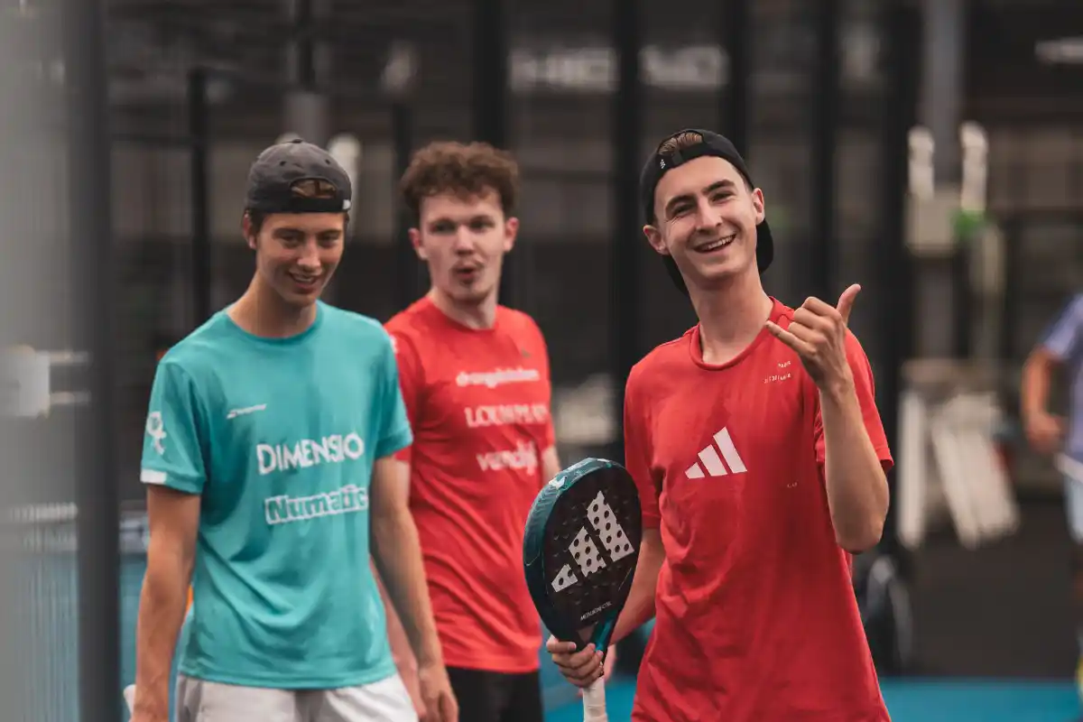 Jonge padelspelers in actie tijdens training van Stichting Padeltalent