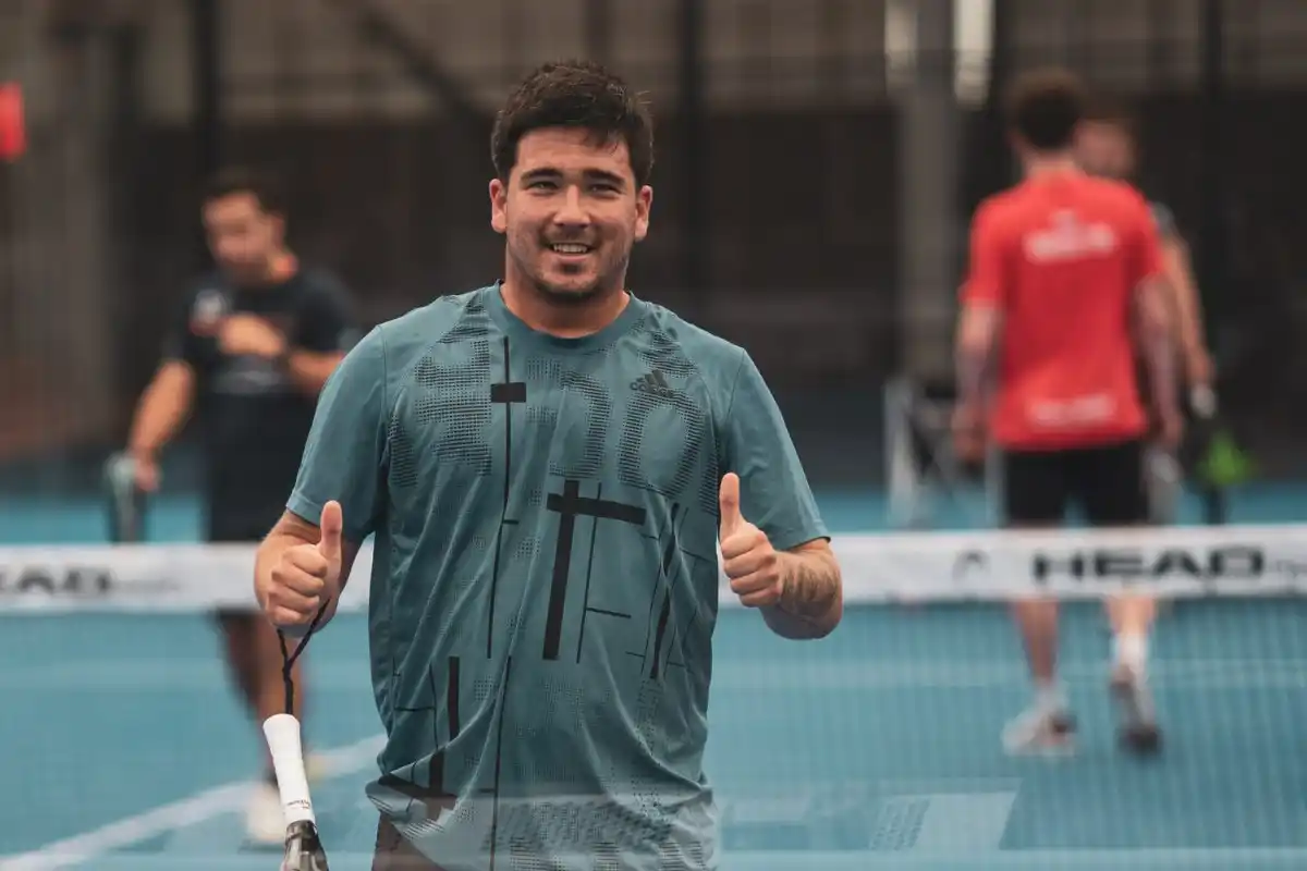 Jonge padelspelers in actie tijdens training van Stichting Padeltalent